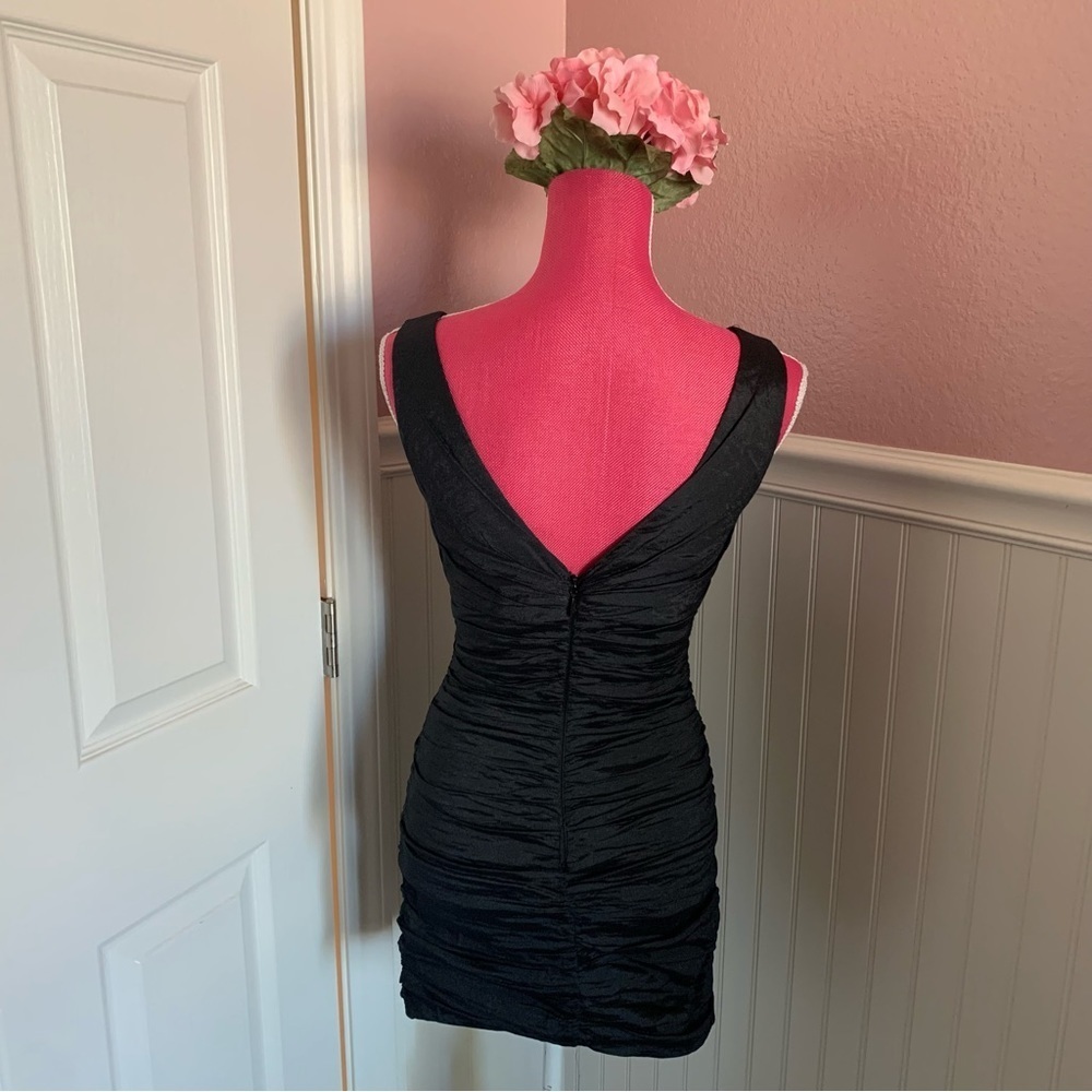 BCBG Max Azaria Black Stretch Taffeta Cocktail Dress size 4, Asymmetrical Bow - Picture 4 of 5